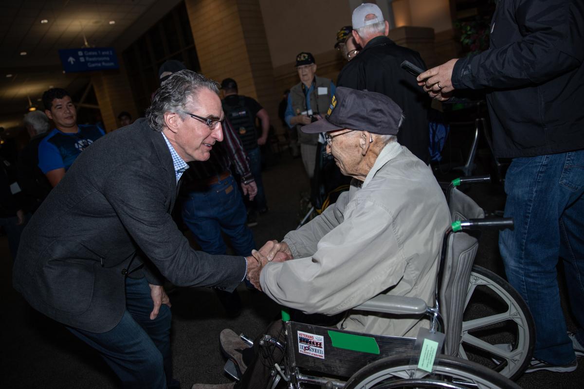 Governor Burgum thanks a veteran